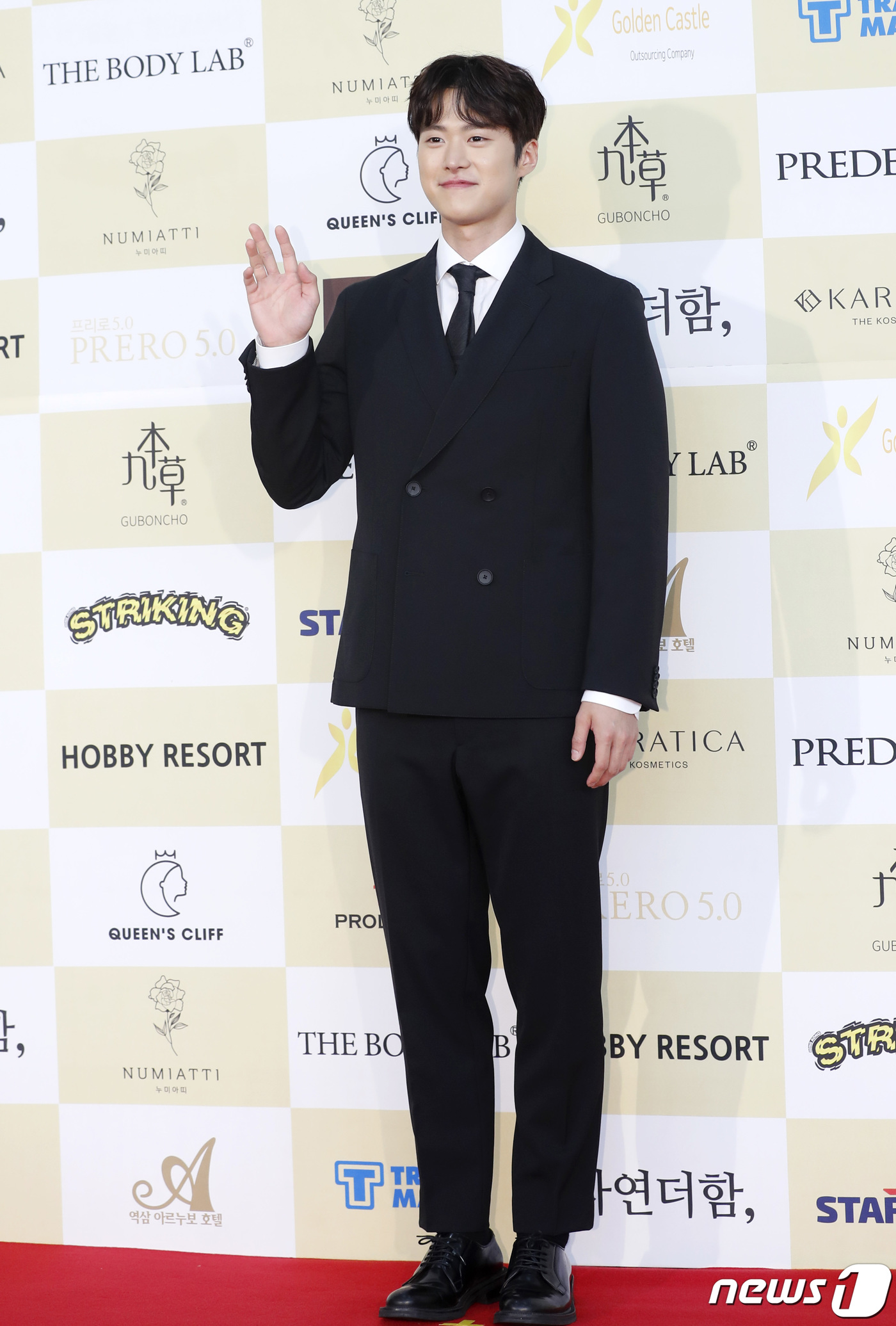 (서울=뉴스1) 권현진 기자 = 배우 공명이 18일 오후 서울 강남구 삼성동 코엑스에서 열린 2019 제24회 춘사영화제 레드카펫 행사에 참석해 포즈를 취하고 있다. 2019.7. …