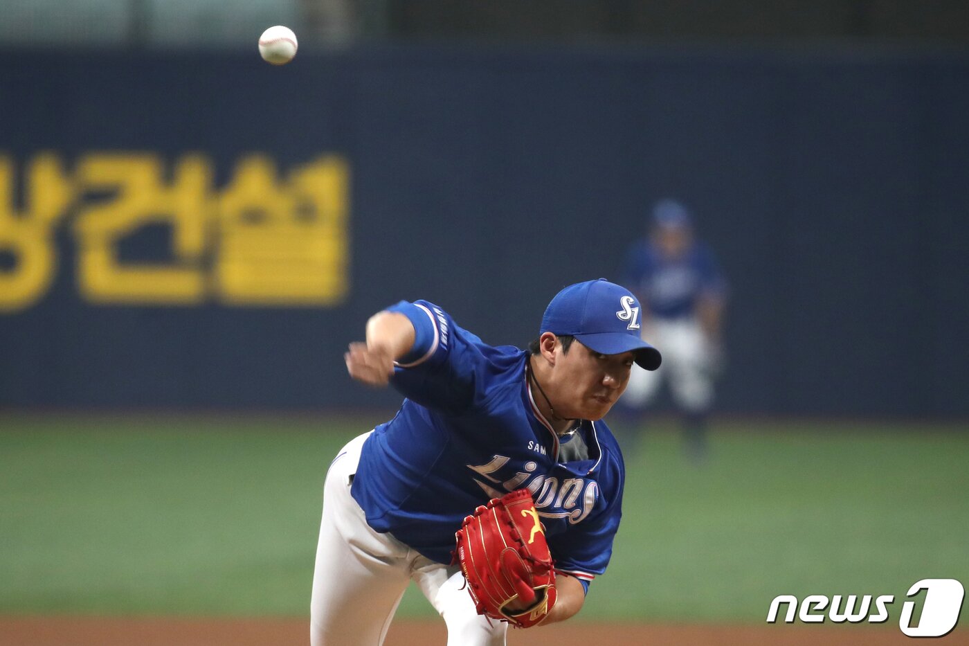 본문 이미지 - 18일 서울 구로구 고척스카이돔에서 열린 프로야구 '2019 신한은행 마이카 KBO 리그' 키움 히어로즈와 삼성 라이온즈의 경기에서 삼성 선발 원태인이 역투하고 있다.2019.7.18/뉴스1 ⓒ News1 이광호 기자