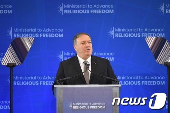 마이크 폼페이오 미국 국무장관이 18일(현지시간) 워싱턴에서 열린 '종교자유 증진을 위한 장관급 회의'에서 연설하고 있다. © AFP=뉴스1