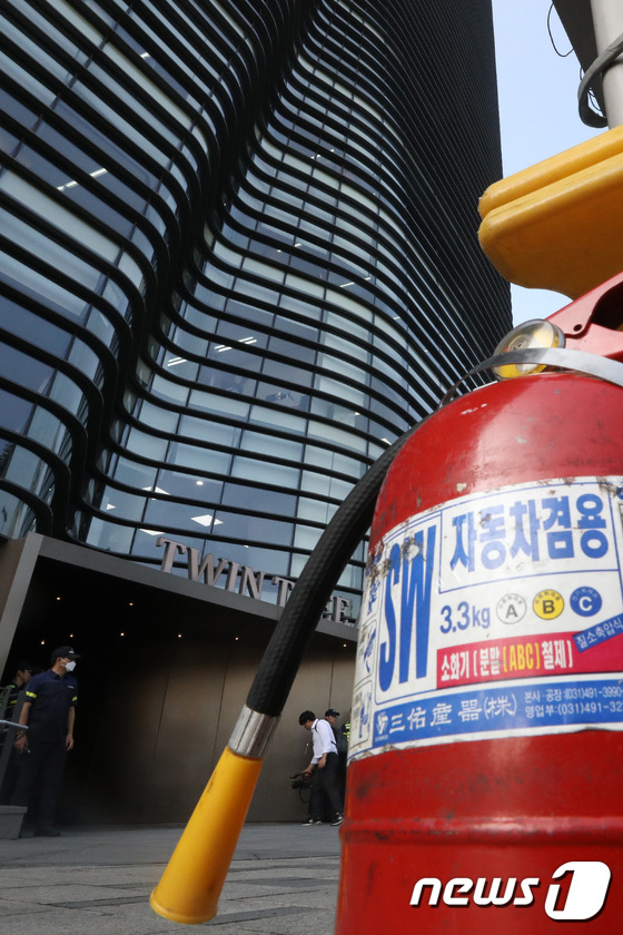 일본대사관 건물 앞 차량 방화…70대 온몸 화상