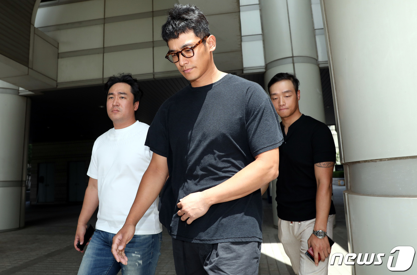 (서울=뉴스1) 박정호 기자 = 필로폰 등 마약투약 혐의로 집행유예를 선고받은 배우 정석원(34)이 19일 오전 서울 서초동 서울고등법원에서 열린 마약류관리에관한법률위반(마약) 등 …