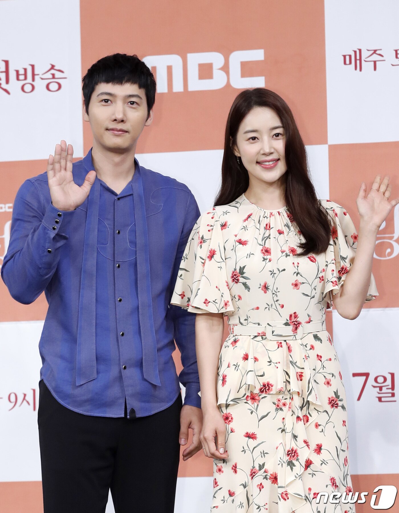 본문 이미지 - 배우 이상우, 한지혜(오른쪽)가 19일 오후 서울 상암 MBC에서 열린 새 주말특별기획 ‘황금정원’(극본 박현주/연출 이대영) 제작발표회에 참석해 포즈를 취하고 있다. ‘황금정원’은 인생을 뿌리째 도둑맞은 여자 은동주(한지혜 분)가 자신의 진짜 삶을 찾아내기 위한 과정을 담은 미스터리 휴먼 멜로드라마다. 2019.7.19/뉴스1 ⓒ News1 권현진 기자