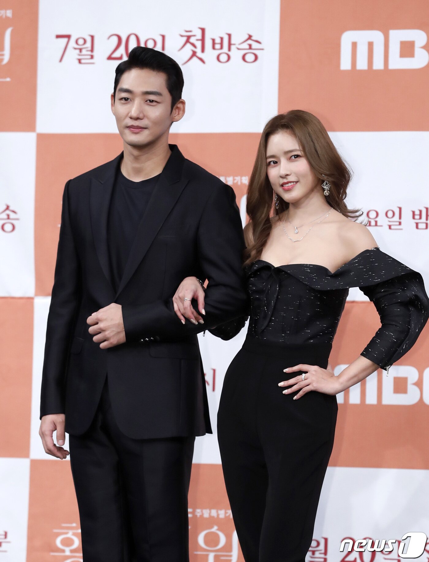 본문 이미지 - 배우 이태성, 오지은(오른쪽)이 19일 오후 서울 상암 MBC에서 열린 새 주말특별기획 ‘황금정원’(극본 박현주/연출 이대영) 제작발표회에 참석해 포즈를 취하고 있다. ‘황금정원’은 인생을 뿌리째 도둑맞은 여자 은동주(한지혜 분)가 자신의 진짜 삶을 찾아내기 위한 과정을 담은 미스터리 휴먼 멜로드라마다. 2019.7.19/뉴스1 ⓒ News1 권현진 기자