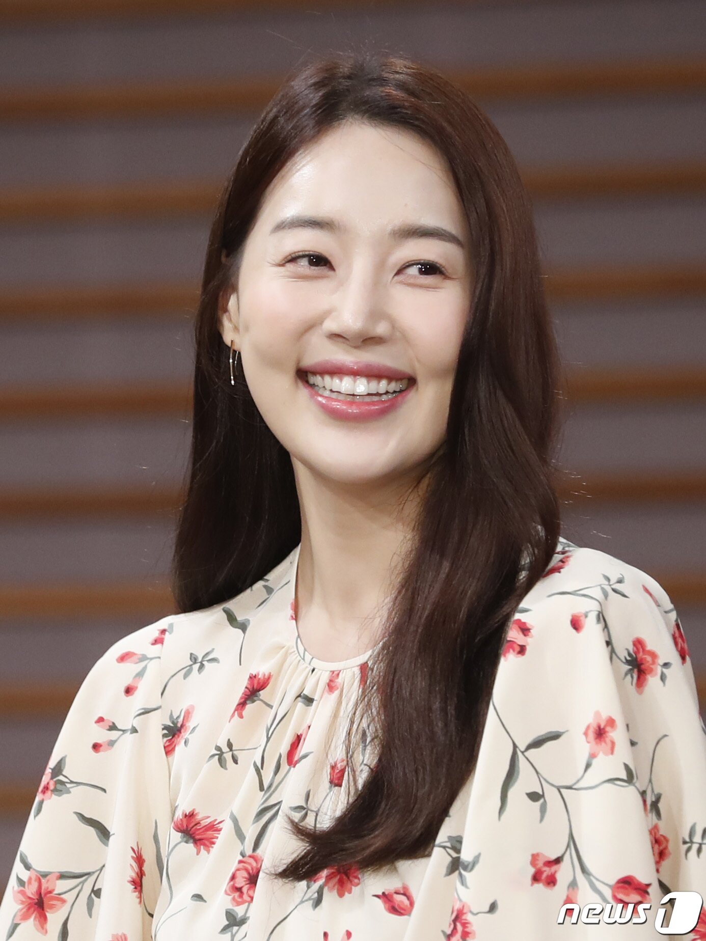 본문 이미지 - 배우 한지혜가 19일 오후 서울 상암 MBC에서 열린 새 주말특별기획 ‘황금정원’(극본 박현주/연출 이대영) 제작발표회에 참석해 미소를 짓고 있다. ‘황금정원’은 인생을 뿌리째 도둑맞은 여자 은동주(한지혜 분)가 자신의 진짜 삶을 찾아내기 위한 과정을 담은 미스터리 휴먼 멜로드라마다. 2019.7.19/뉴스1 ⓒ News1 권현진 기자