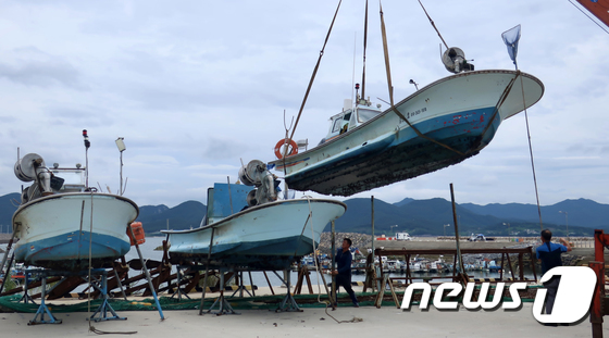 제5호 태풍 다나스가 북상하고 있는 19일 오후 전북 부안군 가력항에서 어선이 태풍을 피하기 위해 육지로 옮겨지고 있다.(부안군 제공)2019.7.19 /뉴스1 © News1 문요한 기자