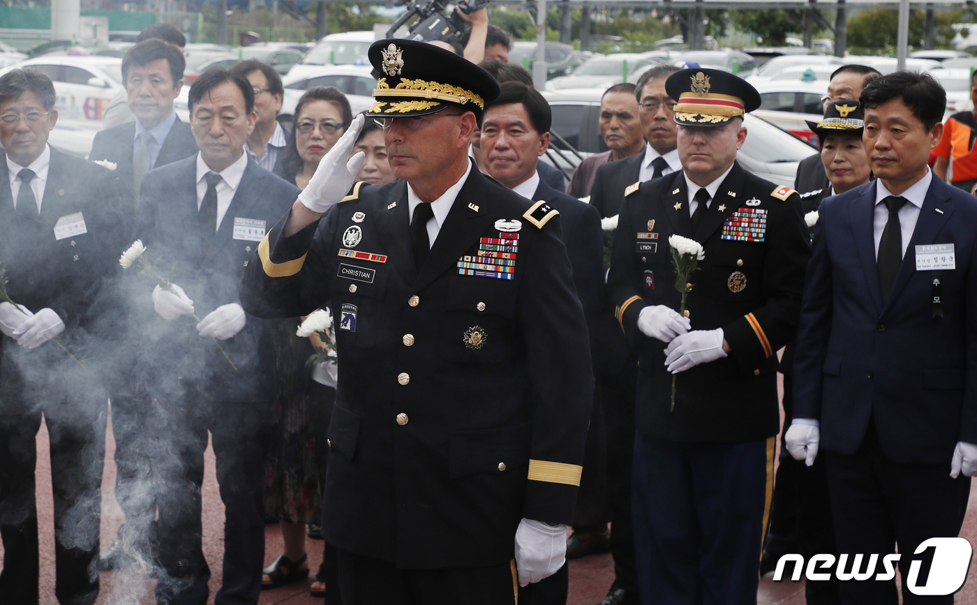 (대전=뉴스1) 주기철 기자 = 다니엘 크리스티안(Daniel J. Cristian) 미8군 행정부사령관이 19일 오후 대전역 호국철도광장에서 열린 6.25전쟁 참전 철도 유공자 …