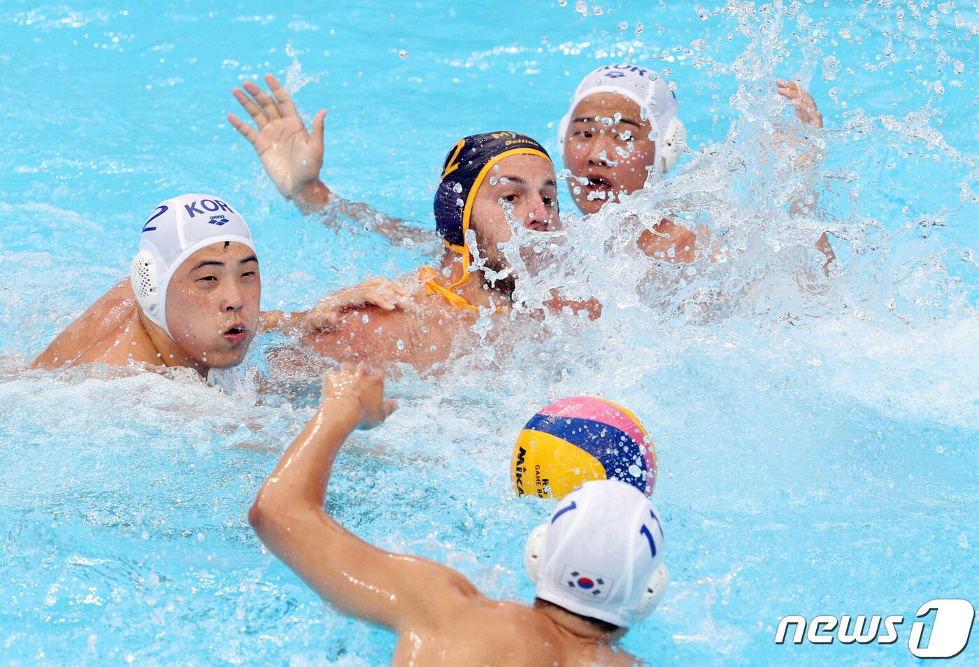 본문 이미지 - 김동혁 등 대한민국 선수들이 19일 오후 광주 광산구 남부대학교에서 열린 '2019 광주 세계수영선수권대회' 남자 수구 예선 A조 대한민국-몬테네그로 경기에서 상대선수 공격을 막아내고 있다. 2019.7.19/뉴스1 ⓒ News1 황기선 기자