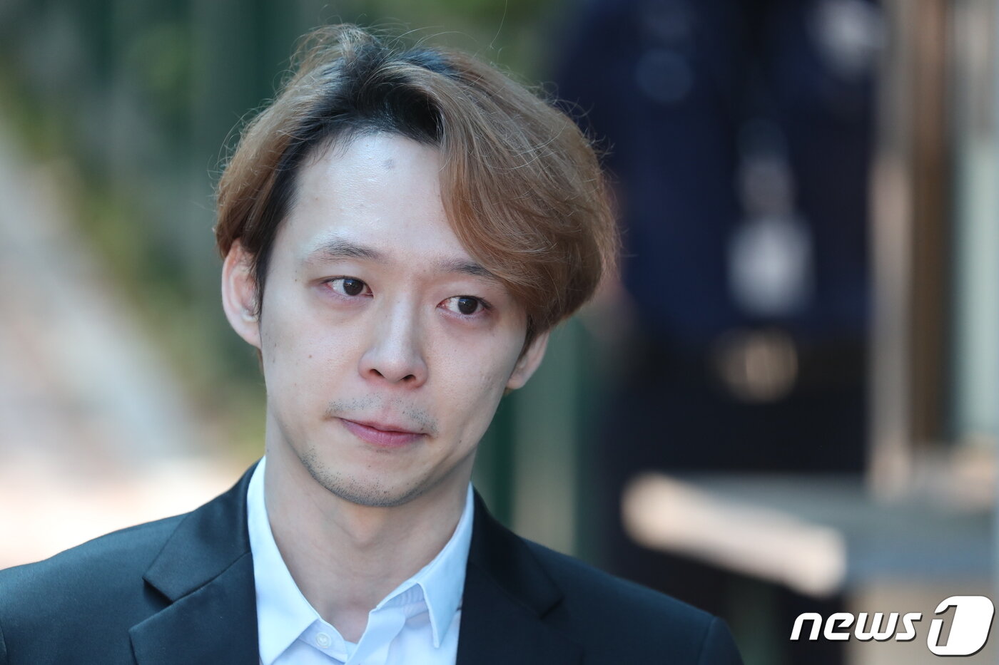 본문 이미지 - 마약 투약혐의로 구속기소된 가수 겸 배우 박유천이 2일 오전 법원으로부터 징역 10월에 집행유예 2년을 선고받고 경기도 수원시 팔달구 수원구치소를 나서고 있다. 2019.7.2/뉴스1 ⓒ News1 조태형 기자