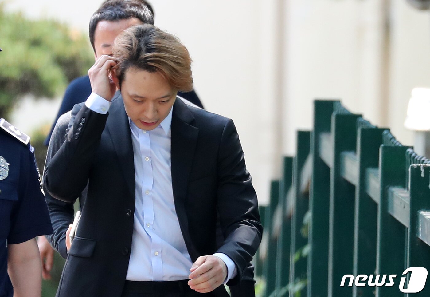 본문 이미지 - 마약 투약혐의로 구속기소된 가수 겸 배우 박유천 씨가 2일 오전 법원으로부터 징역 10월에 집행유예 2년을 선고받고 경기도 수원시 팔달구 수원구치소를 나서고 있다. 2019.7.2/뉴스1 ⓒ News1 조태형 기자