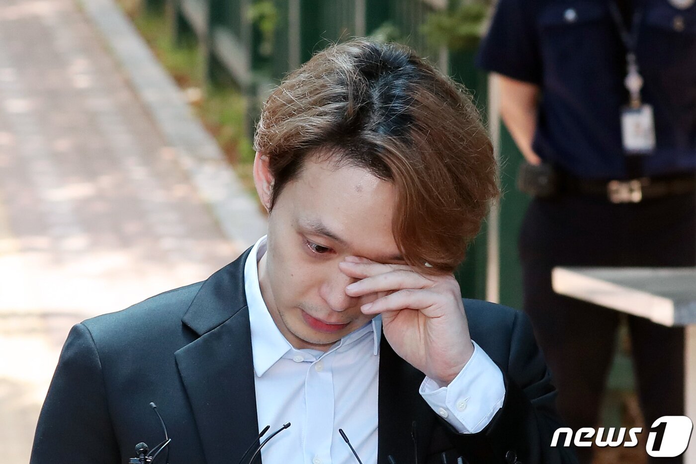 본문 이미지 - 마약 투약혐의로 구속기소된 가수 겸 배우 박유천 씨가 2일 오전 법원으로부터 징역 10월에 집행유예 2년을 선고받고 경기도 수원시 팔달구 수원구치소를 나서던 중 입장을 밝히고 있다. 2019.7.2/뉴스1 ⓒ News1 조태형 기자