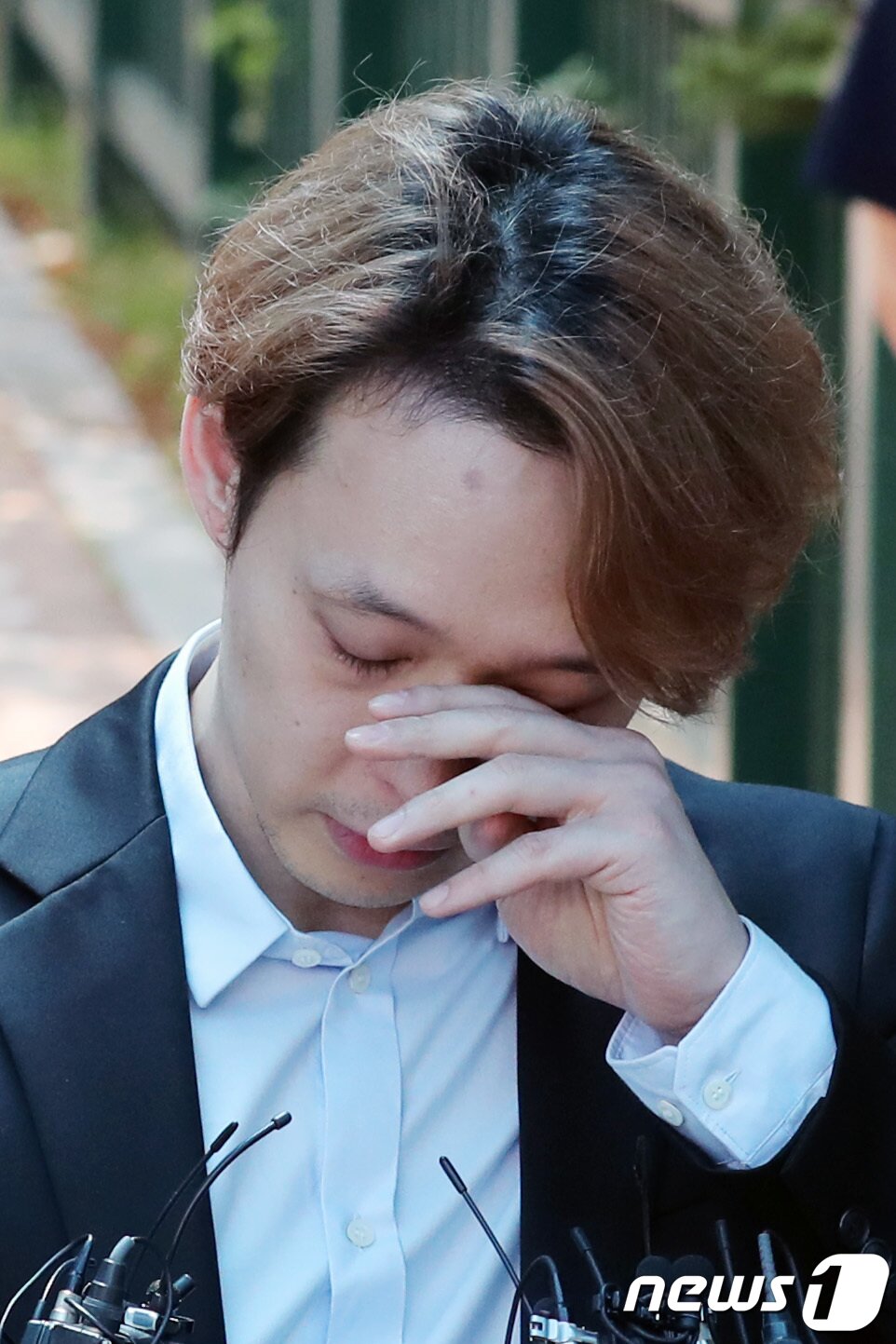 본문 이미지 - 마약 투약혐의로 구속기소된 가수 겸 배우 박유천 씨가 2일 오전 법원으로부터 징역 10월에 집행유예 2년을 선고받고 경기도 수원시 팔달구 수원구치소를 나서던 중 눈물을 닦고 있다. 2019.7.2/뉴스1 ⓒ News1 조태형 기자