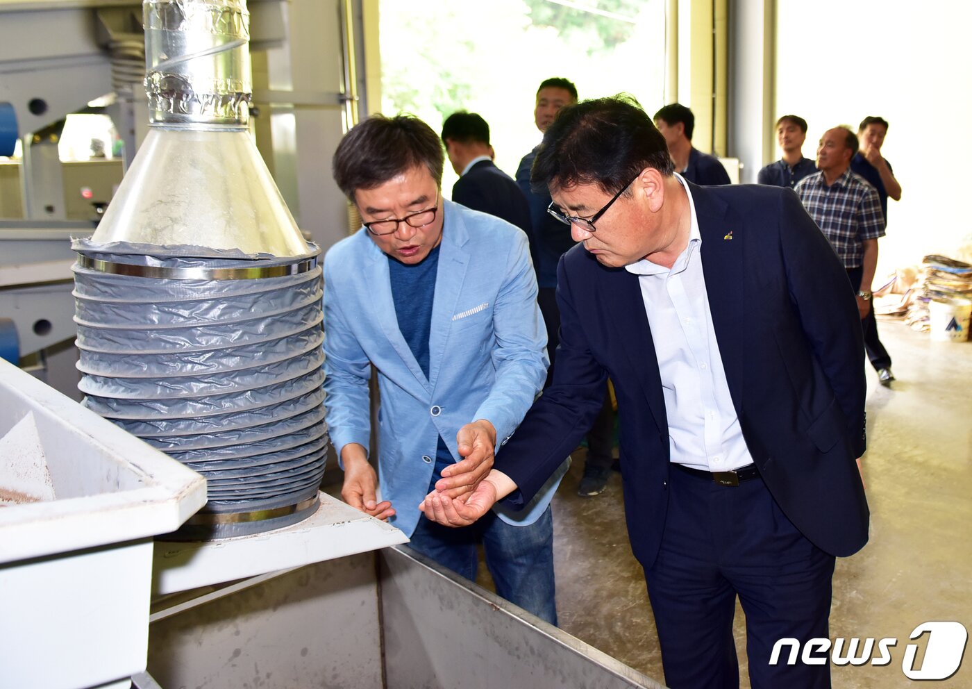 본문 이미지 - 최명서 영월군수(오른쪽)를 비롯한 관계자들이 2일 강원 영월군 북면 마차리 일원에서 준공식을 가진 임산물산지종합유통센터에 들어와 시설을 둘러보고 있다. (영월군청 제공) 2019.7.2/뉴스1 ⓒ News1 