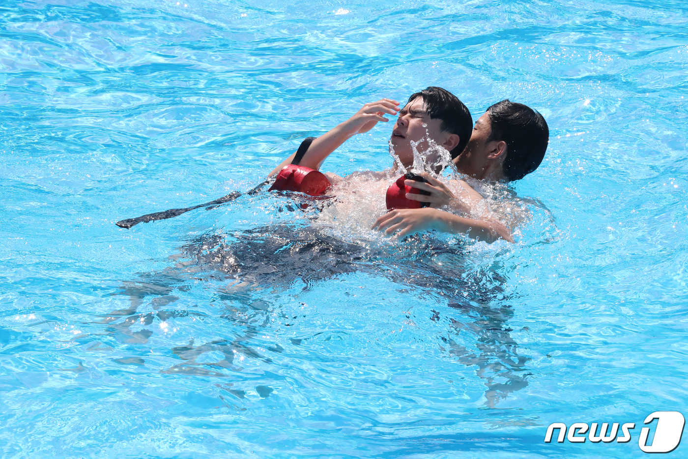 (대구=뉴스1) 공정식 기자 = 2일 오후 대구 달서구 성당동 두류수영장 야외 풀에서 '두류 워터파크' 개장을 하루 앞두고 안전요원들의 인명구조 훈련이 한창이다.대구시설공단은 본격 …