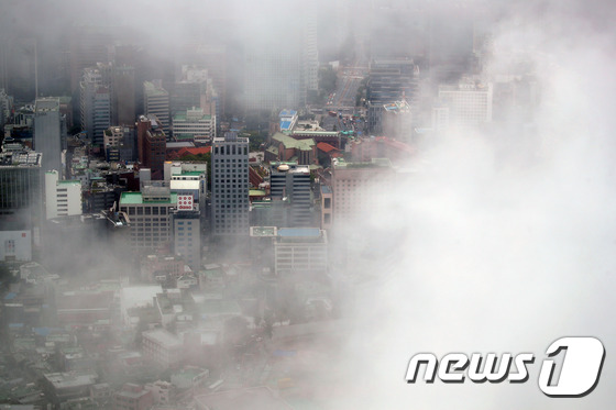 비구름에 갇힌 서울도심