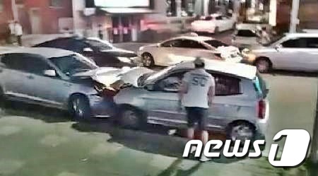 20일 오후 10시35분께 경기도 김포시 통진읍 한 상가건물에서 술에 취해 음주운전을 하던 A씨(43)가 주차된 차량 5대를 들이받았다.(독자제공)2019.7.21 /뉴스1 © News1 