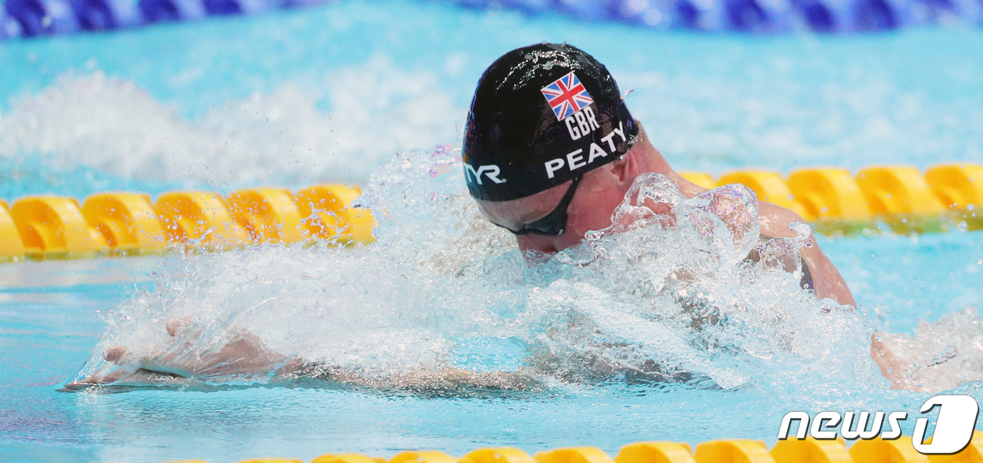 (광주=뉴스1) 황기선 기자 = 영국 애덤 피티가 21일 오전 광주 광산구 남부대학교에서 열린 '2019 광주 세계수영선수권대회' 남자 100m 평영 예선에서 역영하고 있다. 20 …