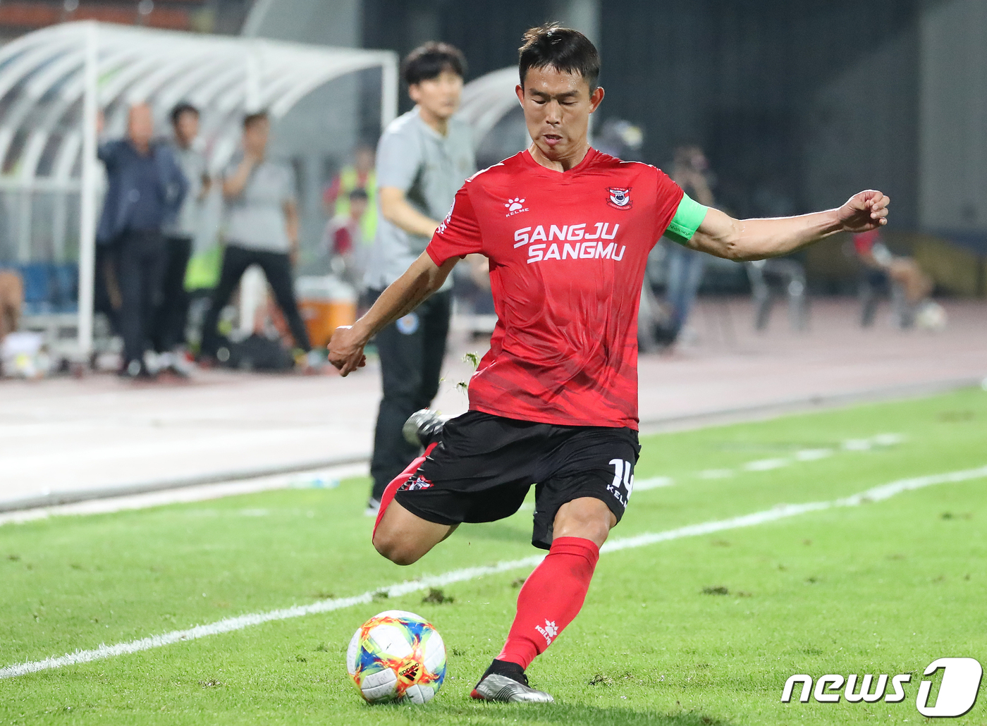 (상주=뉴스1) 공정식 기자 = 21일 오후 경북 상주시 계산동 상주시민운동장에서 열린 '하나원큐 K리그1 2019' 상주 상무와 대구FC의 경기, 후반전 상주 윤빛가람이 프리킥 …