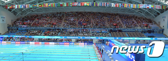 관중 가득 찬 광주수영대회 경기장