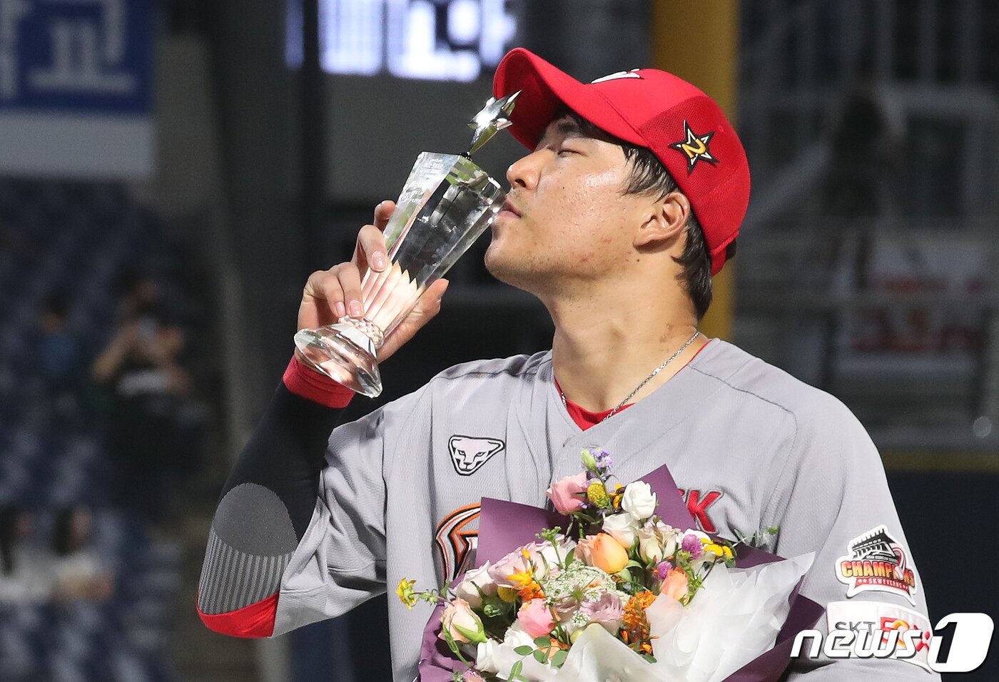 본문 이미지 - 21일 오후 경남 창원시 마산회원구 창원NC파크에서 열린 &#39;2019 프로야구 올스타전&#39;에서 미스터 올스타로 선정된 드림팀 한동민&#40;SK&#41;이 포토타임을 갖고 있다. 2019.7.21/뉴스1 ⓒ News1 여주연 기자