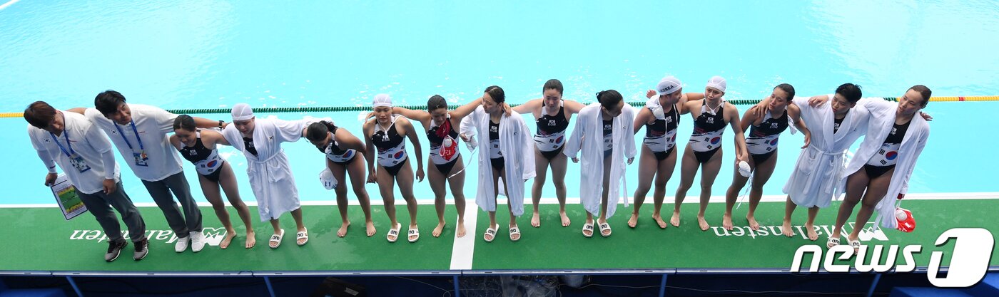 본문 이미지 - 한국 여자 수구대표팀이 22일 오전 광주 남부대학교 수구경기장에서 열린 2019 광주 세계수영선수권대회 여자 수구 15~16위 결정전이 끝난 뒤 관중들에게 인사하고 있다. 2019.7.22 /뉴스1 ⓒ News1 한산 기자