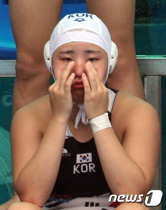 본문 이미지 - 경다슬이 22일 오전 광주 광산구 남부대학교에서 열린 '2019 광주 세계수영선수권대회' 여자 수구 순위결정전 대한민국-쿠바 경기 중 벤치에서 눈물을 보이고 있다. 이날 대표팀은 0대 30으로 패배했다. 2019.7.22 /뉴스1 ⓒ News1 황기선 기자