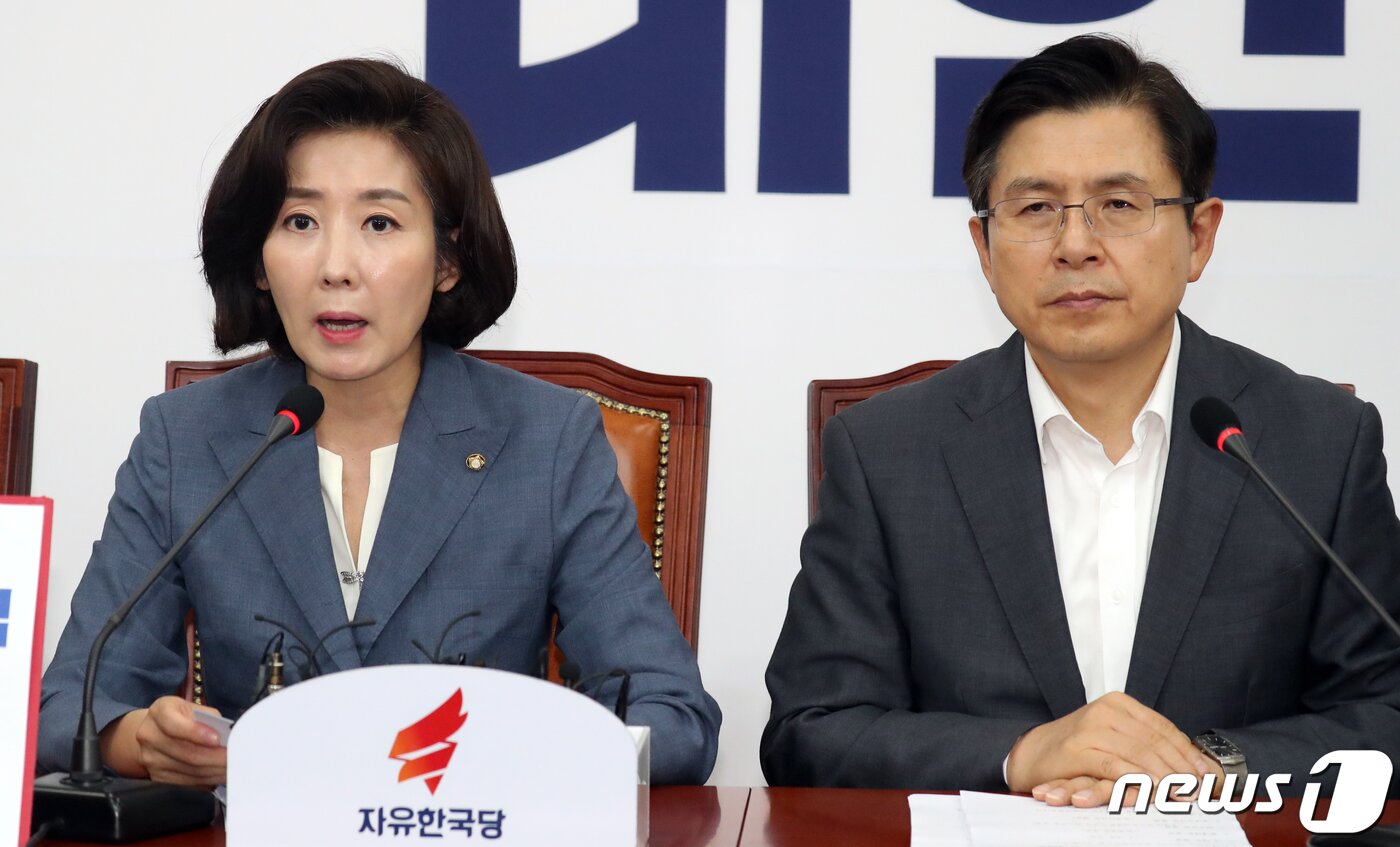 본문 이미지 - 나경원 자유한국당 원내대표가 22일 서울 여의도 국회에서 열린 최고위원회의에서 모두발언을 하고 있다. 2019.7.22/뉴스1 ⓒ News1 김명섭 기자