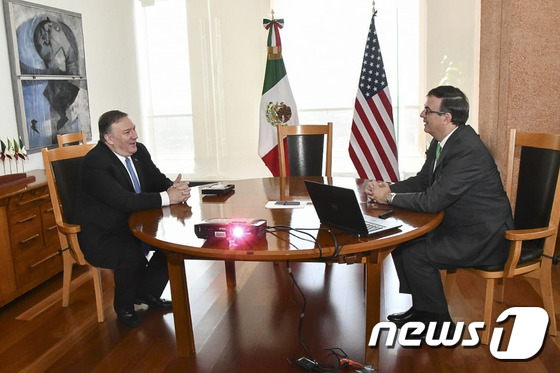 [사진] 멕시코 외무 장관과 회담하는 폼페이오