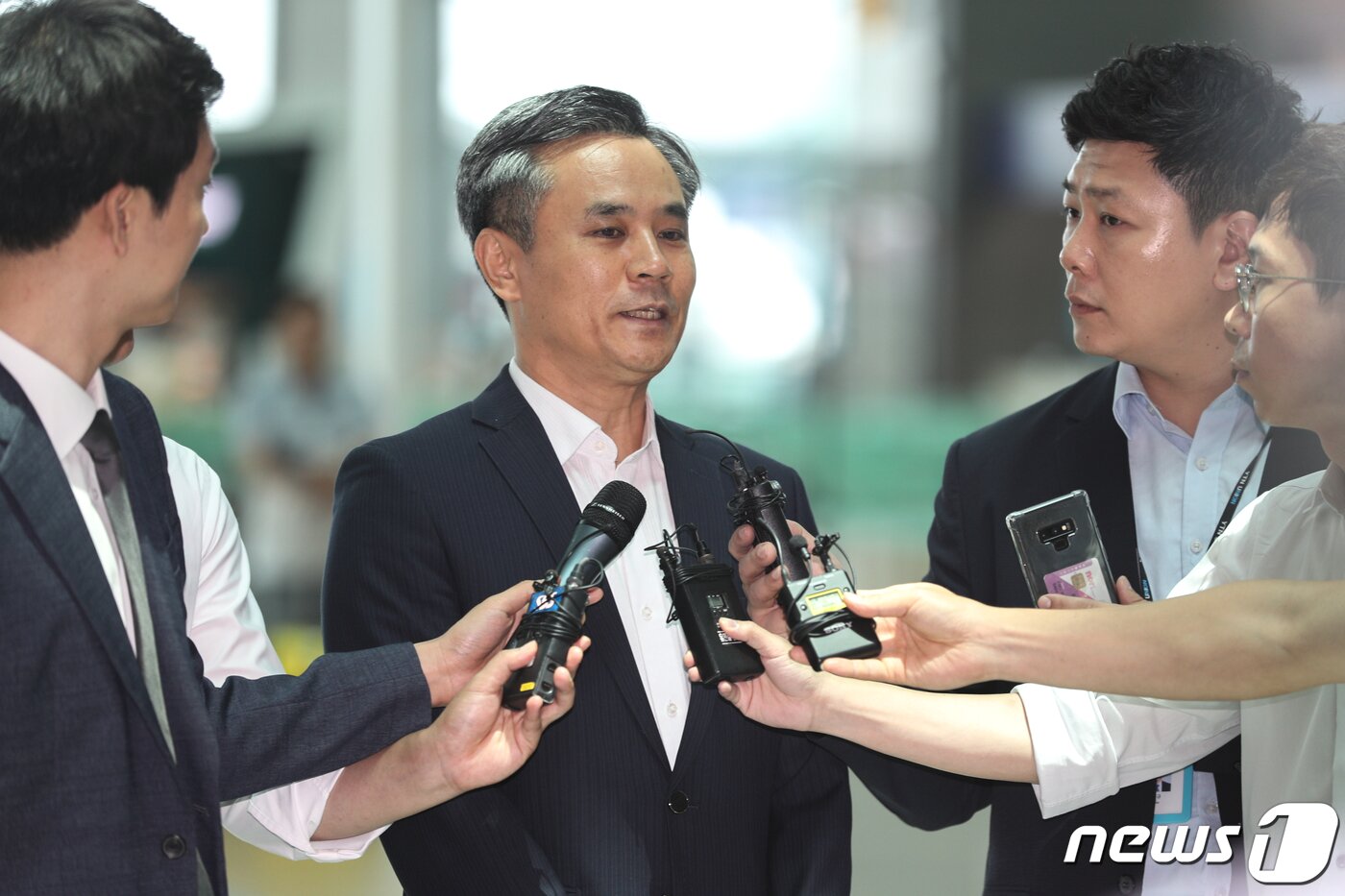 본문 이미지 - 김승호 산업통상자원부 신통상질서전략실장이 일본 수출규제 조치가 의제로 논의되는 세계무역기구(WTO) 일반이사회에 참석하기 위해 22일 인천국제공항 제2터미널을 통해 출국하던 중 취재진들의 질문에 답하고 있다. 2019.7.22/뉴스1 ⓒ News1