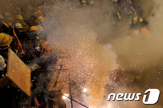 28일 홍콩에서 송환법 철폐를 요구하는 시위대가 최루탄을 발사하는 경찰과 충돌하고 있다. © 로이터=뉴스1 © News1 