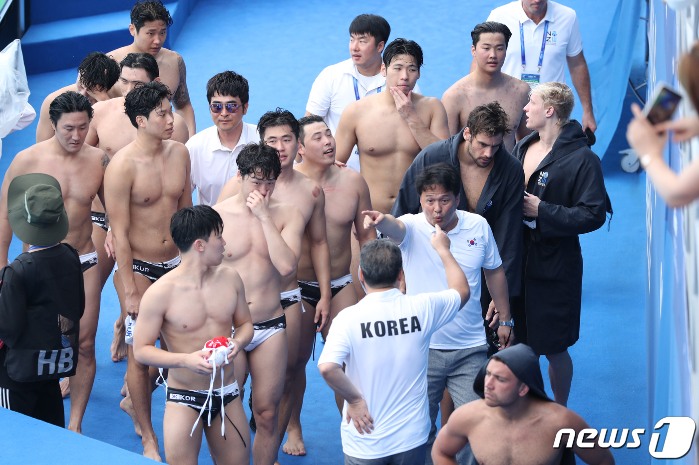 (광주=뉴스1) 황희규 기자 = 대한민국 수구 대표 선수들이 23일 오전 광주 남부대학교 수구경기장에서 열린 '2019 광주 세계수영선수권대회' 남자 수구 15~16위 결정전 뉴질 …