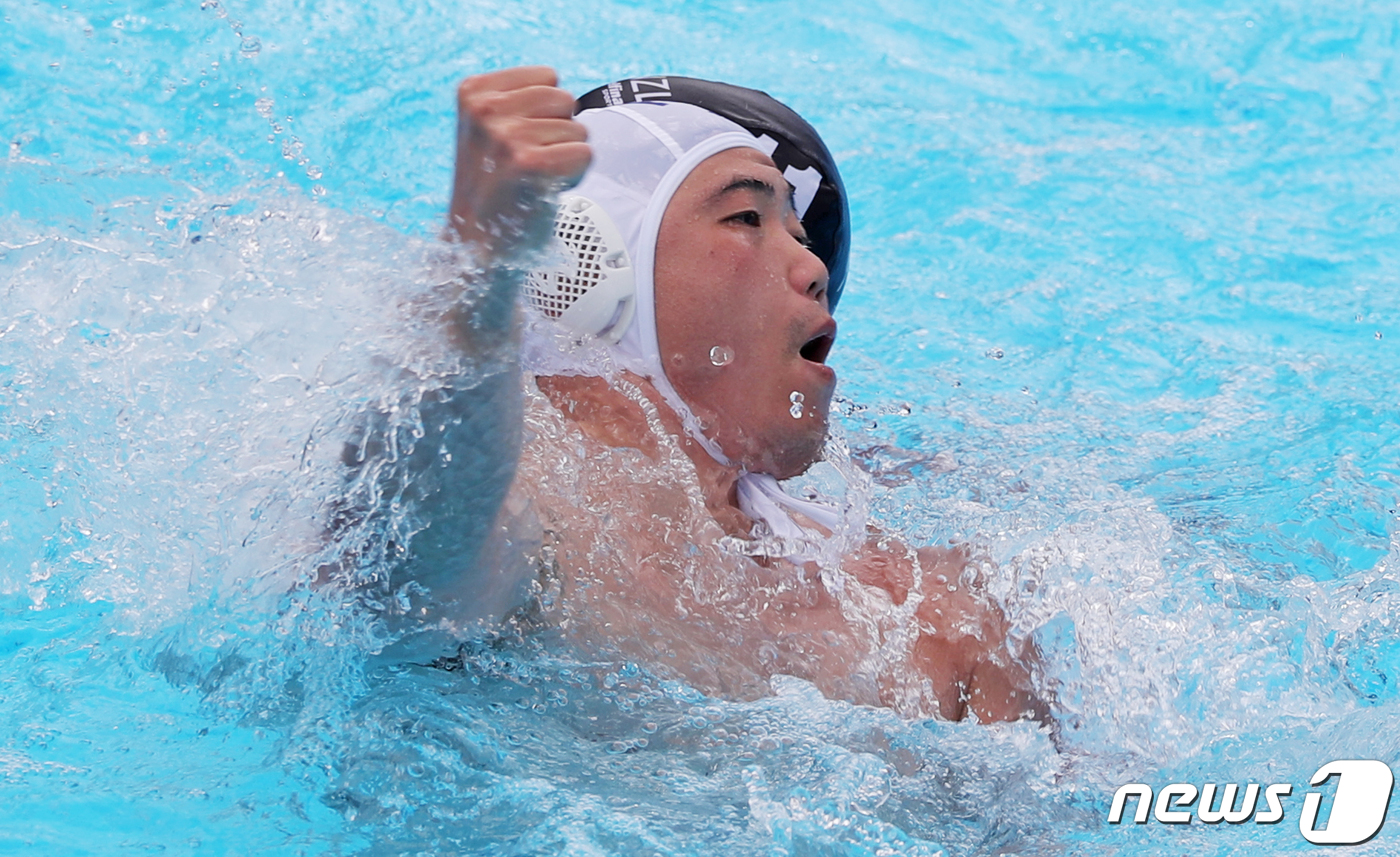 (광주=뉴스1) 황희규 기자 = 이선욱이 23일 오전 광주 남부대학교 수구경기장에서 열린 '2019 광주 세계수영선수권대회' 남자 수구 15~16위 결정전 대한민국과 뉴질랜드의 경 …