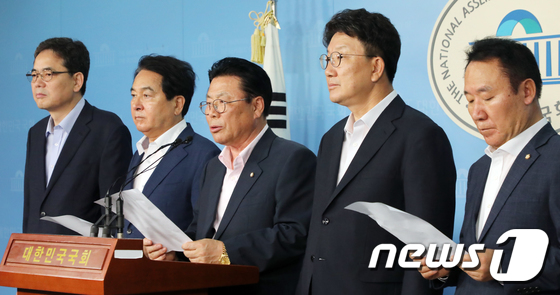 한국당, \'문재인 정부 야당 탄압 수사 중단하라\'