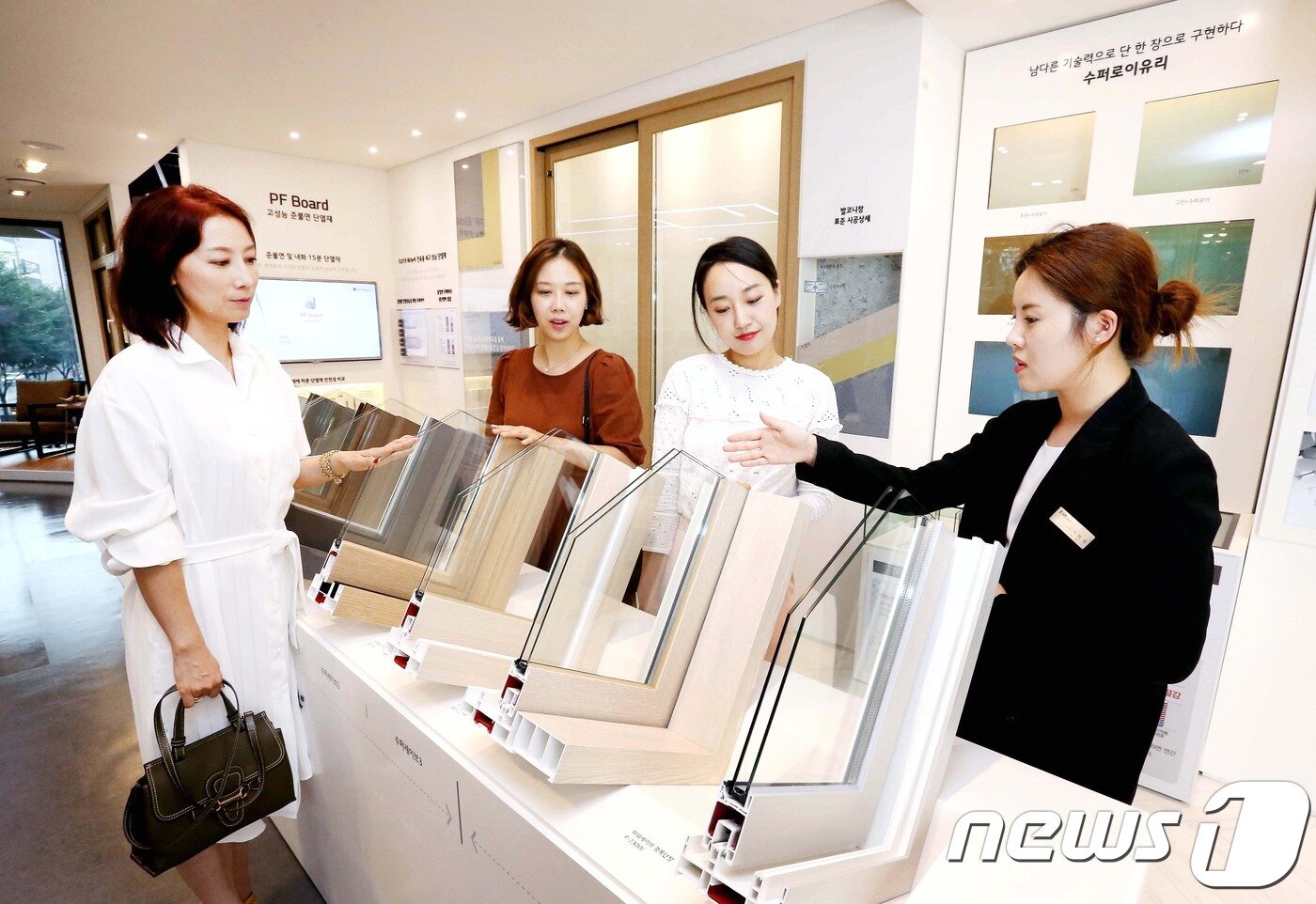 본문 이미지 - 지인스퀘어 2층에 전시된 창호재 공간(LG하우시스 제공)ⓒ 뉴스1