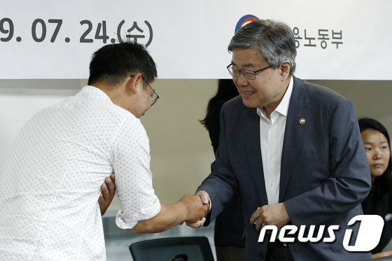 김태응 대표와 악수하는 이재갑 장관