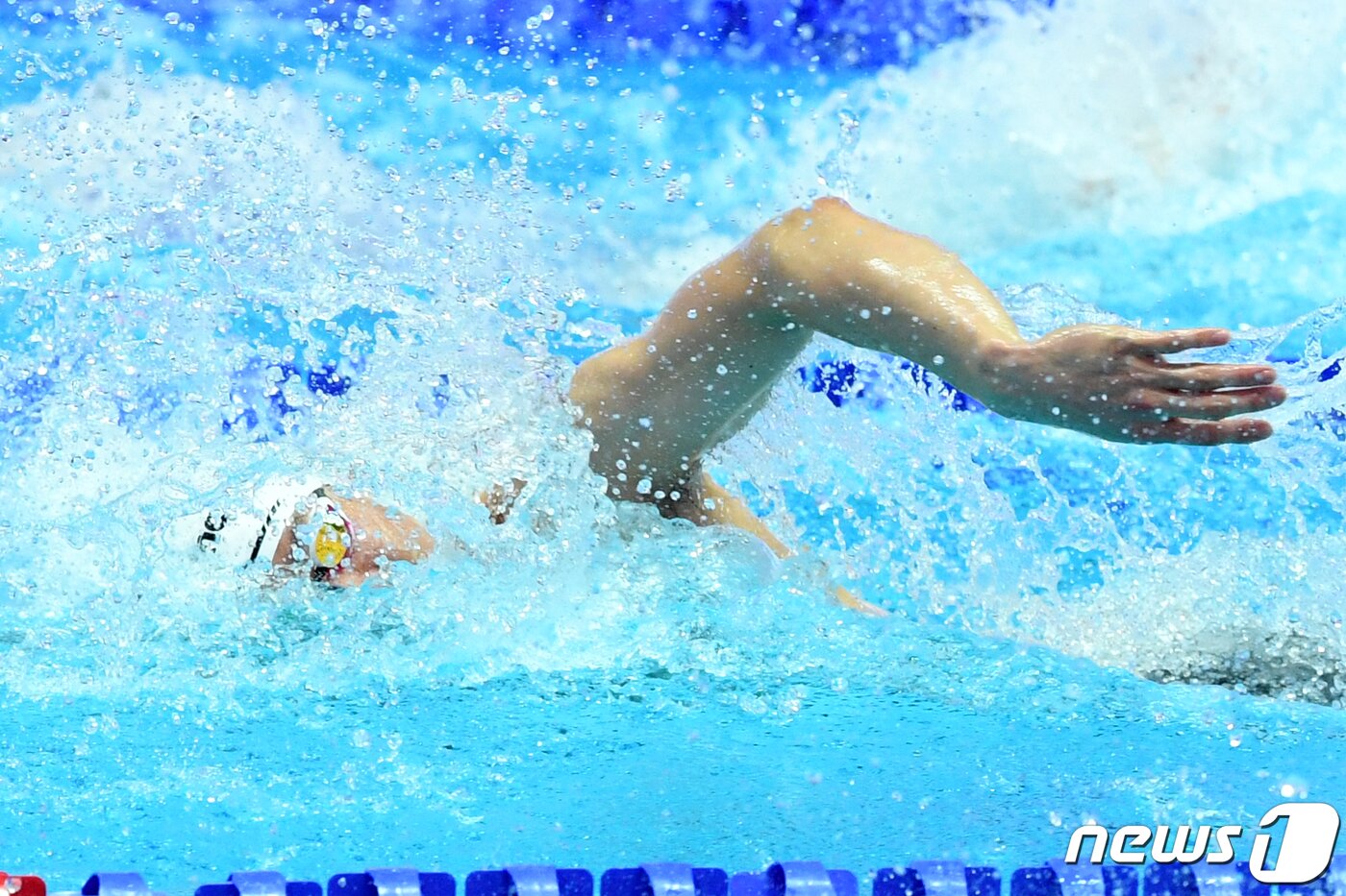 본문 이미지 - 양재훈이 24일 오전 광주 남부대학교 시립국제수영장에서 열린 2019 광주 세계수영선수권대회 남자 100m 자유형 예선 10조 경기에서 역영하고 있다. 2019.7.24/뉴스1 ⓒ News1 한산 기자