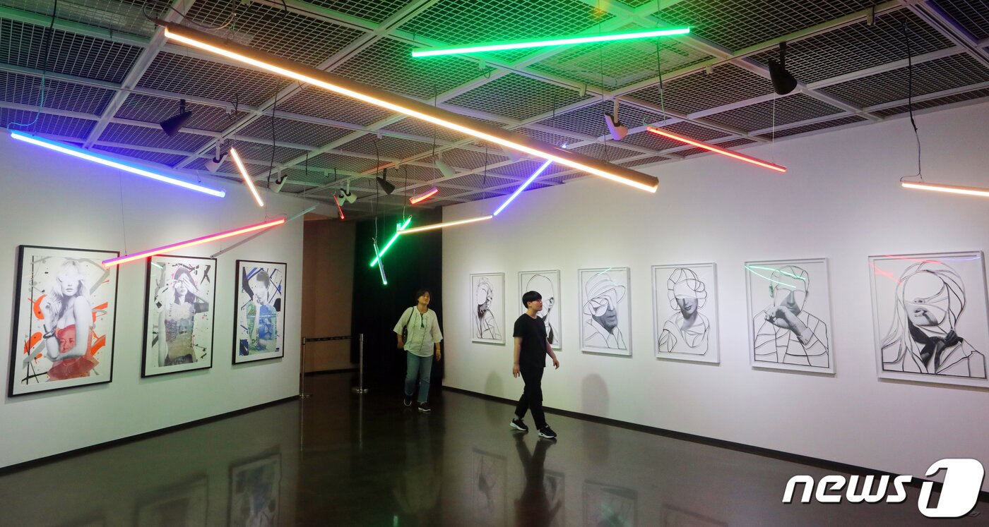 본문 이미지 - 서울미술관 전시를 보고 있는 관람객들.ⓒ News1 안은나 기자