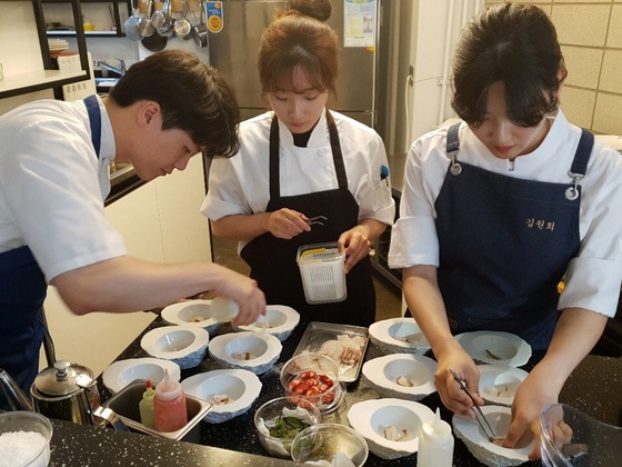 (왼쪽부터) 임홍근 셰프·신가영 셰프 ·김원희 셰프가 팝업 레스토랑 메뉴를 준비하고 있다.© 뉴스1
