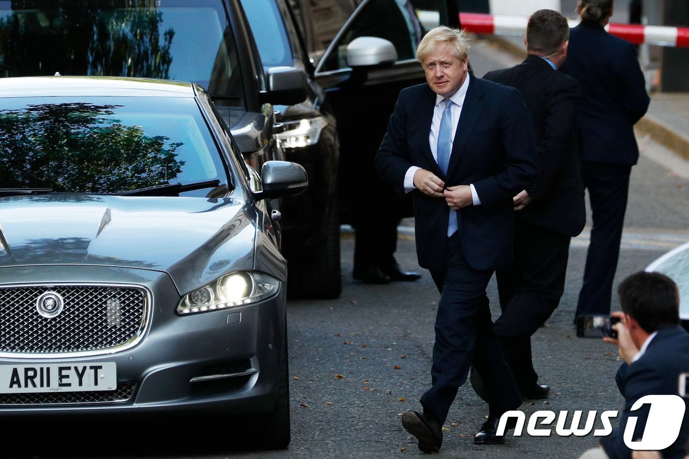 본문 이미지 - 보리스 존슨 영국 신임 총리가 지난 2019년 7월24일(현지시간) 런던 다우닝가 10번지 총리관저 앞에서 취임 후 첫 연설을 하기위해 도착하고 있다. ⓒ AFP=뉴스1 ⓒ News1 우동명 기자