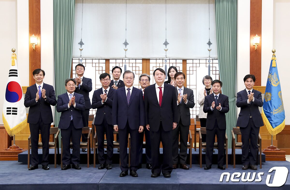 본문 이미지 - 문재인 대통령이 25일 오전 청와대에서 윤석열 신임 검찰총장에게 임명장을 수여한 뒤 기념촬영을 하고 있다. (청와대 제공) 2019.7.25/뉴스1