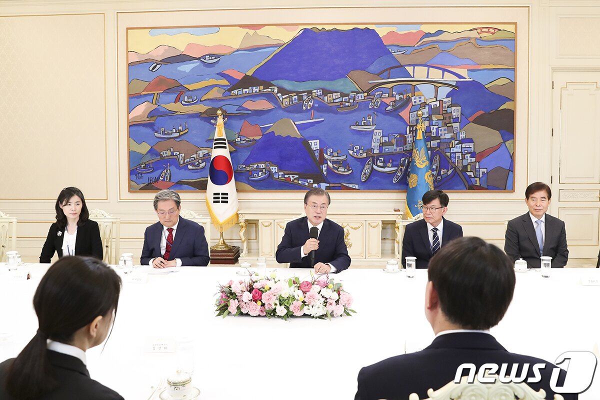 본문 이미지 - 윤석열 검찰총장과 부인 김건희씨가 25일 오전 청와대에서 열린 검찰총장 임명장 수여식 직후 진행된 환담에서 문재인 대통령의 인사말을 듣고 있다.  &#40;청와대 제공&#41; 2019.7.25/뉴스1