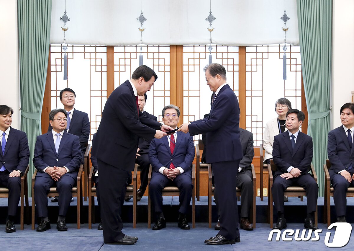 본문 이미지 - 문재인 대통령이 25일 오전 청와대에서 윤석열 신임 검찰총장에게 임명장을 수여한 뒤 악수하고 있다. (청와대 제공) 2019.7.25/뉴스1