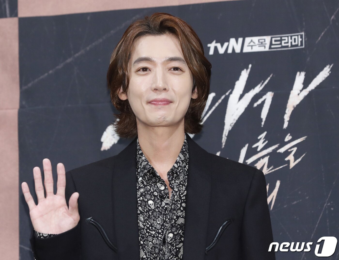 본문 이미지 - 배우 정경호가 25일 오후 서울 강남구 논현동 임피리얼팰리스 호텔에서 열린 tvN '악마가 너의 이름을 부를 때' 제작 발표회에 참석해 포즈를 취하고 있다. ‘악마가 너의 이름을 부를 때’는 악마에게 영혼을 판 스타 작곡가 하립(정경호 분)이 계약 만료를 앞두고 인생을 건 일생일대 게임을 펼치는 영혼 담보 코믹 판타지다. 2019.7.25/뉴스1 ⓒ News1 권현진 기자