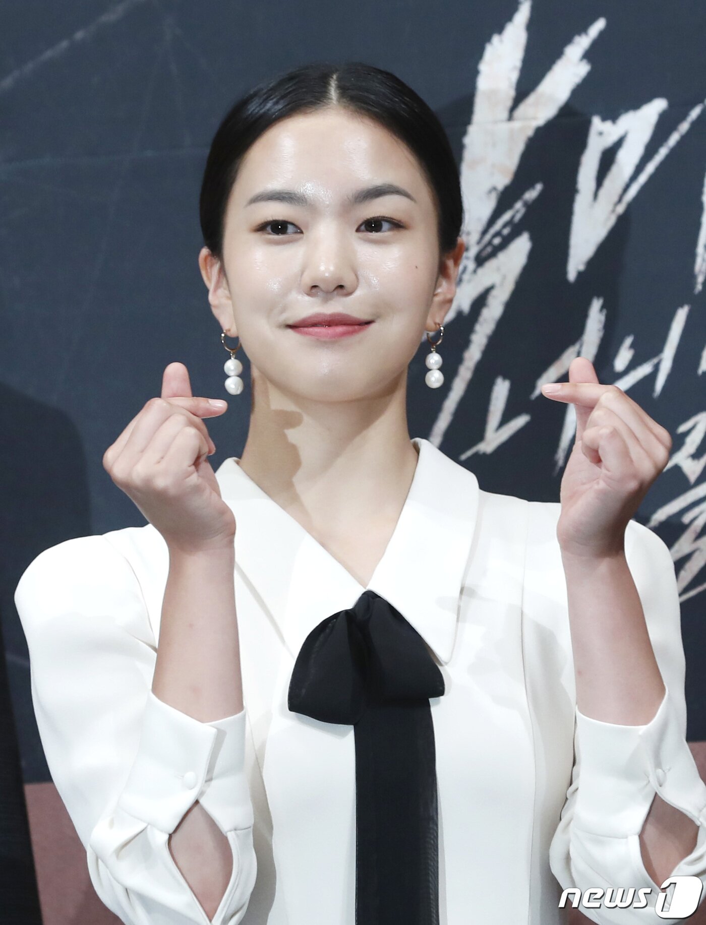 본문 이미지 - 배우 이설이 25일 오후 서울 강남구 논현동 임피리얼팰리스 호텔에서 열린 tvN '악마가 너의 이름을 부를 때' 제작 발표회에 참석해 포즈를 취하고 있다. ‘악마가 너의 이름을 부를 때’는 악마에게 영혼을 판 스타 작곡가 하립(정경호 분)이 계약 만료를 앞두고 인생을 건 일생일대 게임을 펼치는 영혼 담보 코믹 판타지다. 2019.7.25/뉴스1 ⓒ News1 권현진 기자