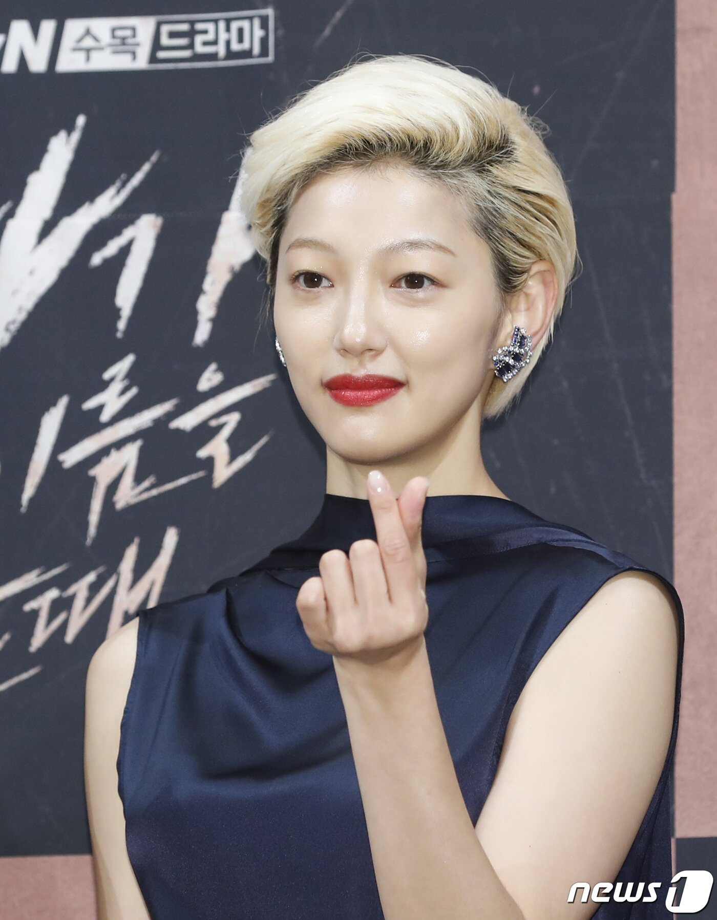 본문 이미지 - 배우 이엘이 25일 오후 서울 강남구 논현동 임피리얼팰리스 호텔에서 열린 tvN '악마가 너의 이름을 부를 때' 제작 발표회에 참석해 포즈를 취하고 있다. ‘악마가 너의 이름을 부를 때’는 악마에게 영혼을 판 스타 작곡가 하립(정경호 분)이 계약 만료를 앞두고 인생을 건 일생일대 게임을 펼치는 영혼 담보 코믹 판타지다. 2019.7.25/뉴스1 ⓒ News1 권현진 기자