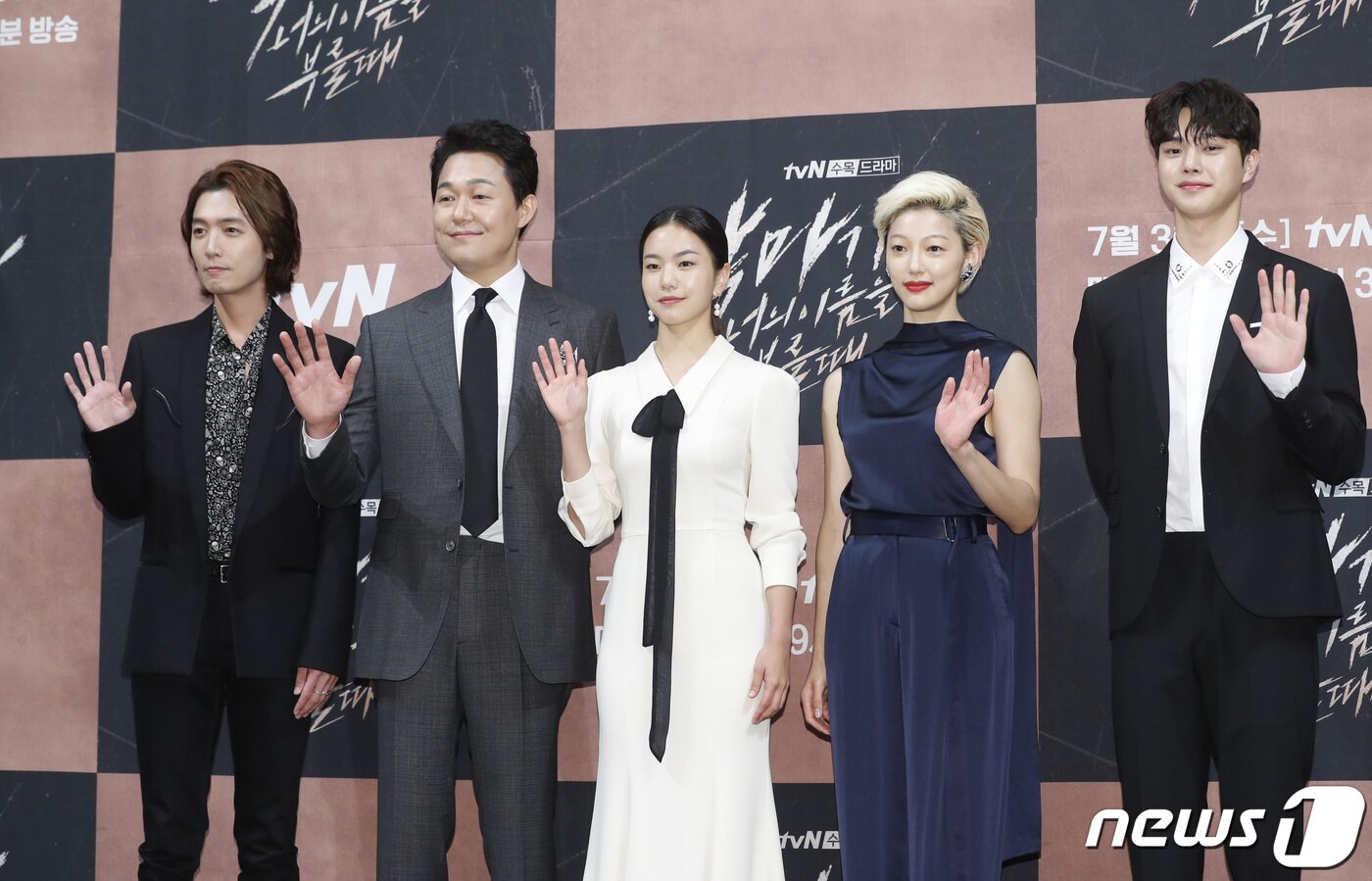 본문 이미지 - 배우 정경호(왼쪽부터), 박성웅, 이설, 이엘, 송강이 25일 오후 서울 강남구 논현동 임피리얼팰리스 호텔에서 열린 tvN '악마가 너의 이름을 부를 때' 제작 발표회에 참석해 포즈를 취하고 있다. ‘악마가 너의 이름을 부를 때’는 악마에게 영혼을 판 스타 작곡가 하립(정경호 분)이 계약 만료를 앞두고 인생을 건 일생일대 게임을 펼치는 영혼 담보 코믹 판타지다. 2019.7.25/뉴스1 ⓒ News1 권현진 기자