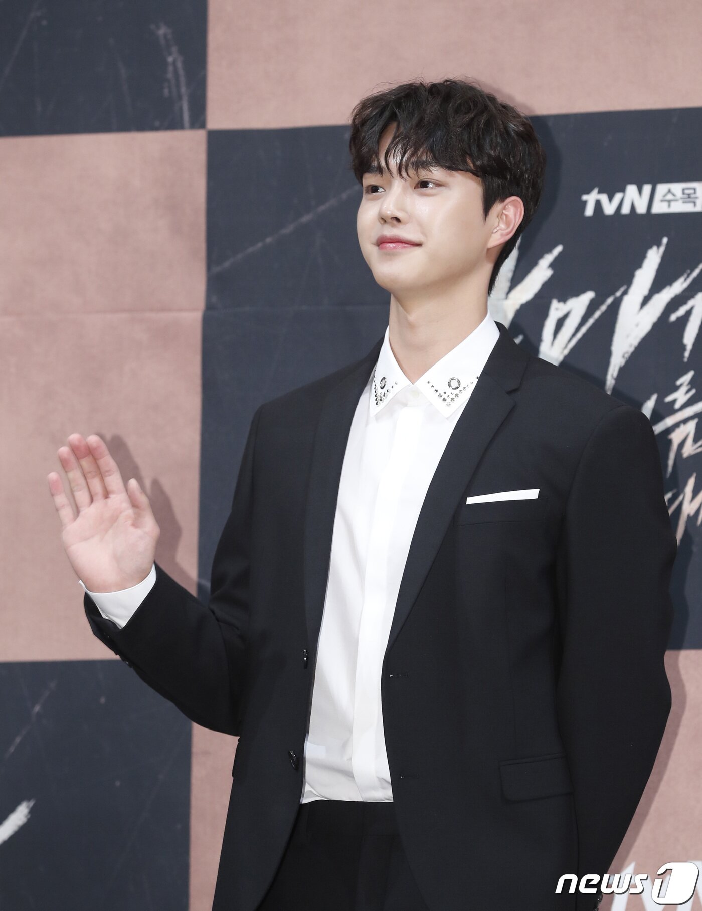 본문 이미지 - 배우 송강이 25일 오후 서울 강남구 논현동 임피리얼팰리스 호텔에서 열린 tvN '악마가 너의 이름을 부를 때' 제작 발표회에 참석해 포즈를 취하고 있다. ‘악마가 너의 이름을 부를 때’는 악마에게 영혼을 판 스타 작곡가 하립(정경호 분)이 계약 만료를 앞두고 인생을 건 일생일대 게임을 펼치는 영혼 담보 코믹 판타지다. 2019.7.25/뉴스1 ⓒ News1 권현진 기자