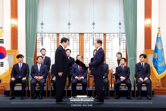 조국 "尹과 나, 극과 극의 제로섬 관계…尹 잘나갈 때 난 ↓, 이후 반대"
