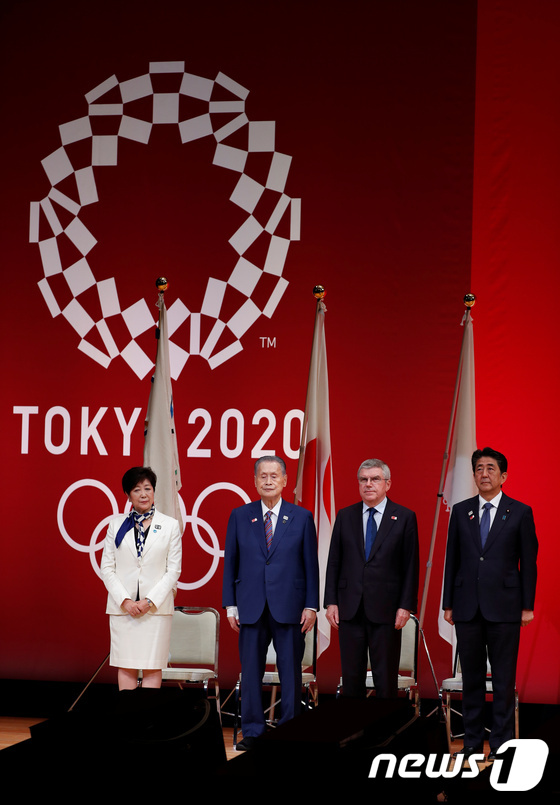 2020년 도쿄올림픽을 1년 앞두고 열린 축하행사인 ‘원 이어 투 고’에 참석한 토마스 바흐 IOC 위원장(왼쪽에서 세 번째)과 아베 신조(오른쪽) 일본 총리. © 로이터=뉴스1 © News1 우동명 기자