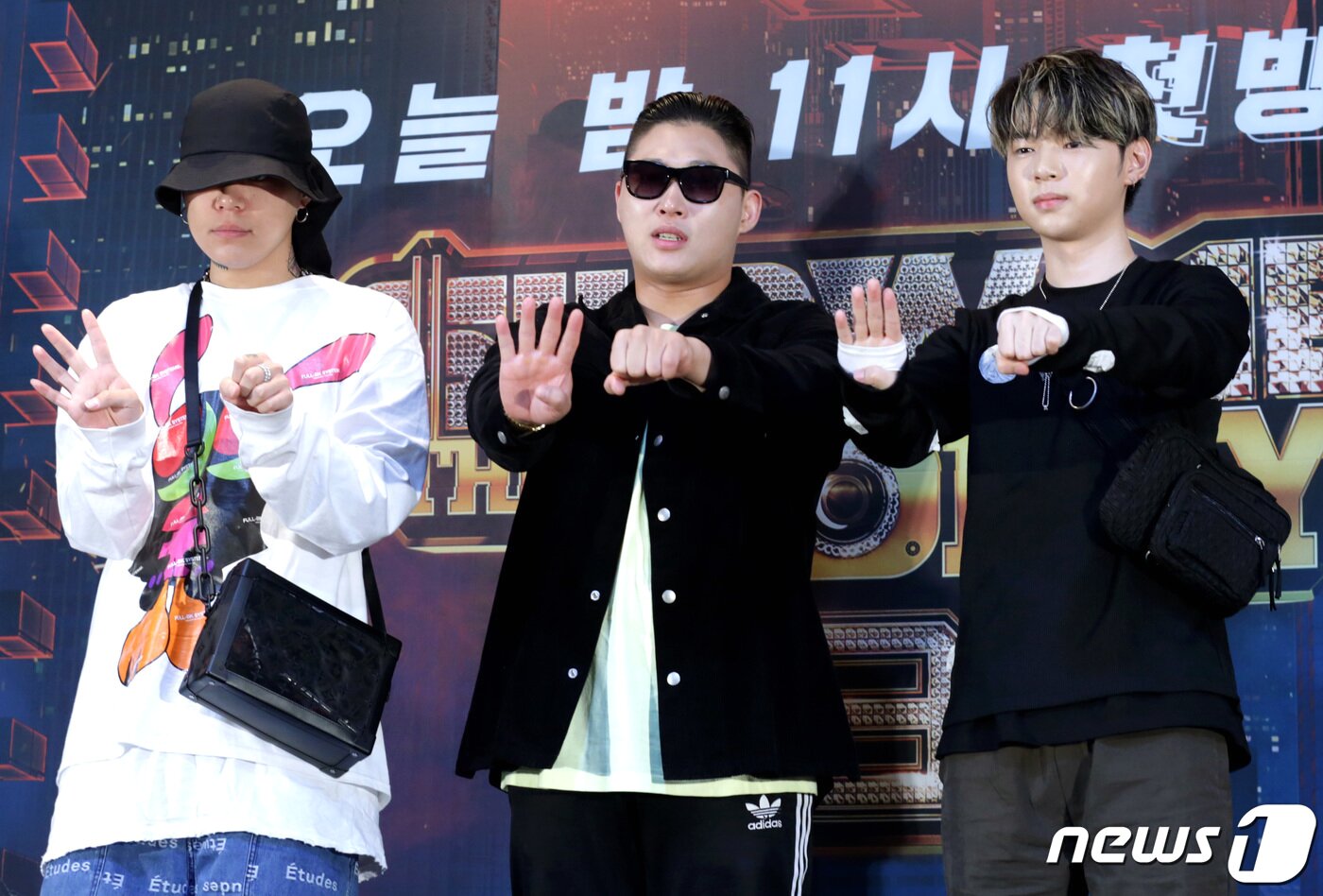 본문 이미지 - 래퍼 키드밀리(왼쪽부터), 스윙스, 보이콜드가 26일 오전 서울 마포구 상암동 CJ ENM에서 열린 Mnet '쇼미더머니8' 제작 발표회에 참석해 포즈를 취하고 있다. 2019.7.26/뉴스1 ⓒ News1 권현진 기자