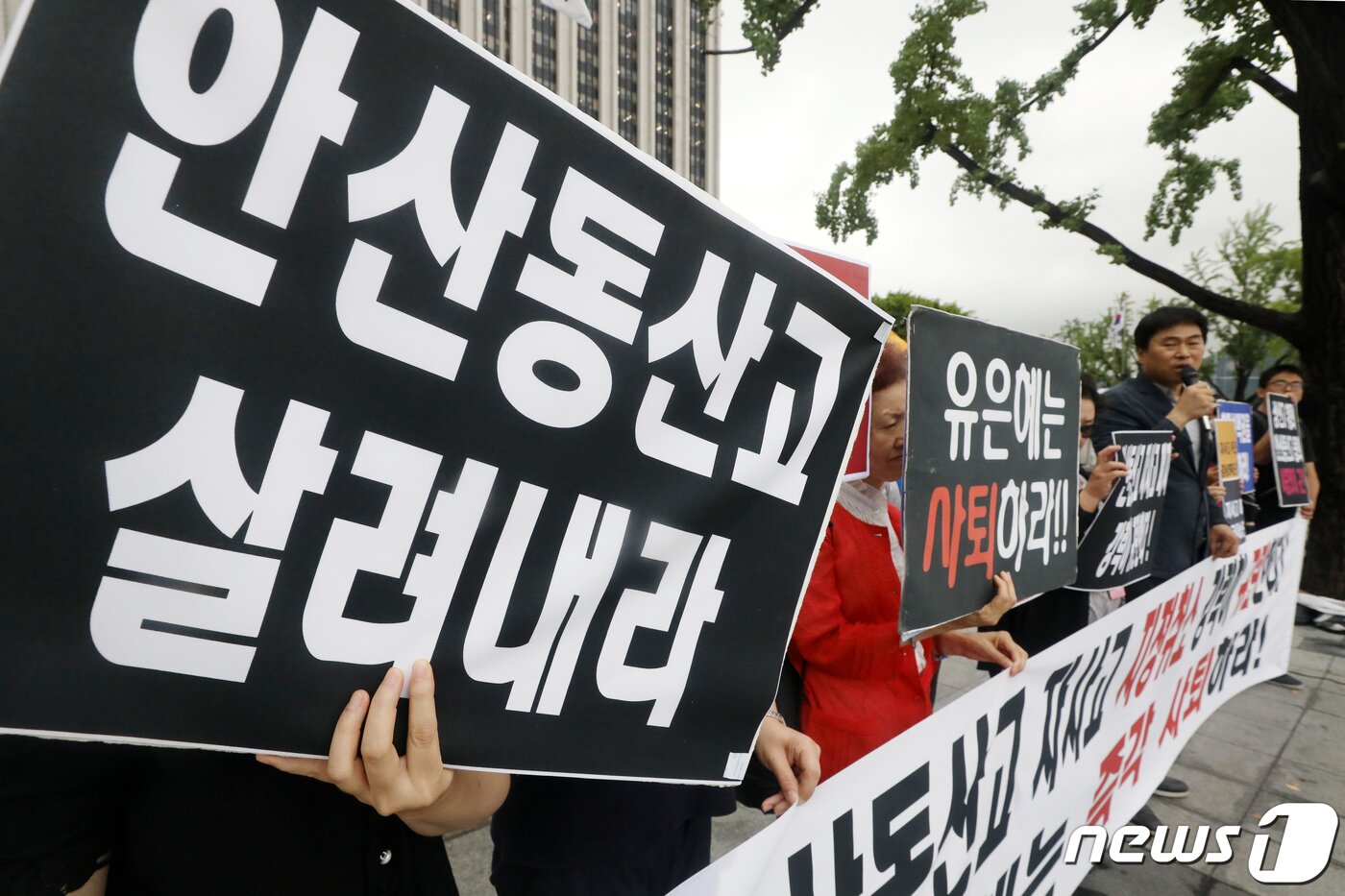 본문 이미지 - 공정사회를 위한 국민모임 관계자들이 지난달 26일 오후 서울 종로구 정부서울청사 앞에서 '자사고 재지정 취소 부동의 촉구 기자회견'을 하고 있다. 이날 참가자들은 "안산동산고등학교 자사고 지정취소는 국가권력이 학생과 학부모를 짓밟은 폭거＂라면서 유은혜 사회부총리 겸 교육부 장관의 사퇴를 촉구했다. 2019.7.26/뉴스1 ⓒ News1 민경석 기자